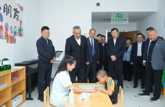 新疆维吾尔自治区人民政府副主席凯赛尔·阿不都克热木到新疆长安中医脑病医